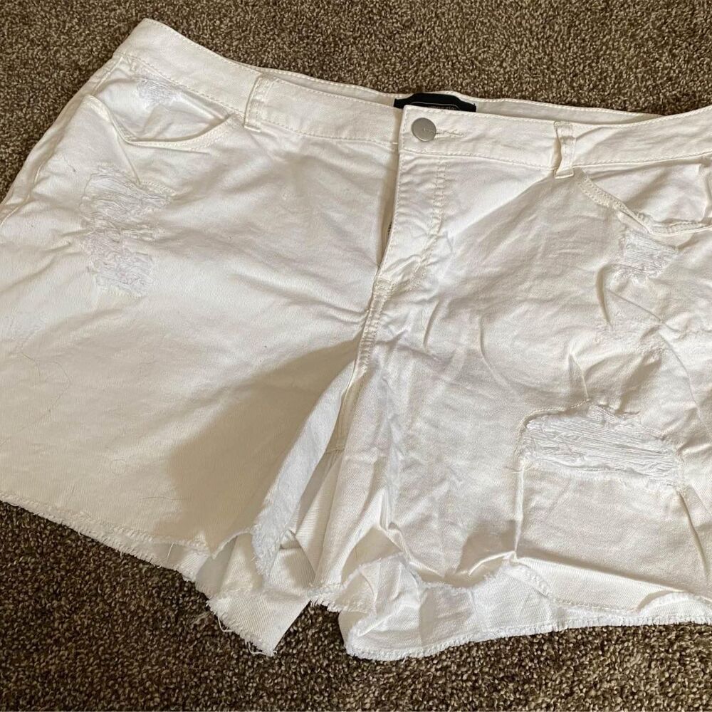 Venezia white distressed jean shorts size 20